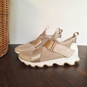 Sorel Women's Natural Tan Kinetic Athletic Shoes Size 10 Very Good Condition.
